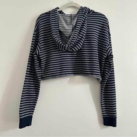 4/$25 Wild Fable Cropped Striped Hoodie Top in Navy Blue and White size Medium - Picture 6 of 9